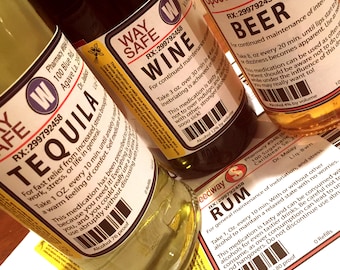 Puede incluir: Cuatro botellas de alcohol con etiquetas coloridas. Cada botella contiene un tipo de alcohol diferente: Tequila, Vino, Cerveza y Ron. Las etiquetas tienen una advertencia sobre los efectos del alcohol e instrucciones para un uso seguro. Las etiquetas también incluyen el contenido de alcohol de cada botella.