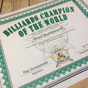 Puede incluir: Un certificado con detalles verdes y el texto "BILLIARDS CHAMPION OF THE WORLD". El certificado se otorga a Brad Bumblesniff y está firmado por Ray Dumpstinkle. También hay un logotipo del premio al campeón de billar.