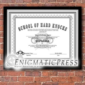 Könnte beinhalten: Ein schwarz-weißes druckbares Diplomzertifikat mit dem Text "School of Hard Knocks" und "Diploma" in einer dekorativen Schriftart. Das Zertifikat ist in einen schwarzen Rahmen gefasst und hat ein Zahnrad-Design in der linken unteren Ecke.