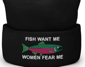 Puede incluir: Gorro negro con un diseño bordado en blanco que dice "Fish Want Me Women Fear Me" y un pez bordado en verde, rosa y blanco.