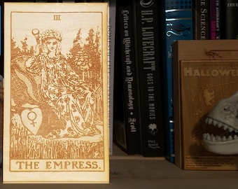 Carta de Tarot de Madera "La Emperatriz" - Arte Grabado de Madera Coleccionable Grabado