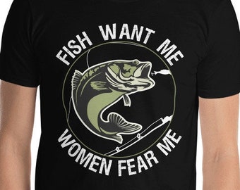 Może przedstawiać: Czarny t-shirt z okrągłą grafiką przedstawiającą zielono-szarą rybę wyskakującą z wody. Tekst "FISH WANT ME WOMEN FEAR ME" jest wydrukowany na biało. Koszulka jest noszona przez osobę.
