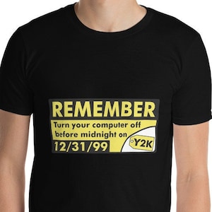 Puede incluir: Camiseta negra con un cartel de advertencia amarillo que dice "REMEMBER Turn your computer off before midnight on 12/31/99 Y2K".