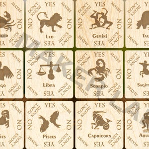 Può includere: Dodici piastrelle quadrate in legno con un segno zodiacale e le parole "Sì", "Forse", "Non lo so" e "No" stampate su ogni piastrella. Le piastrelle sono disposte in quattro file di tre piastrelle ciascuna.