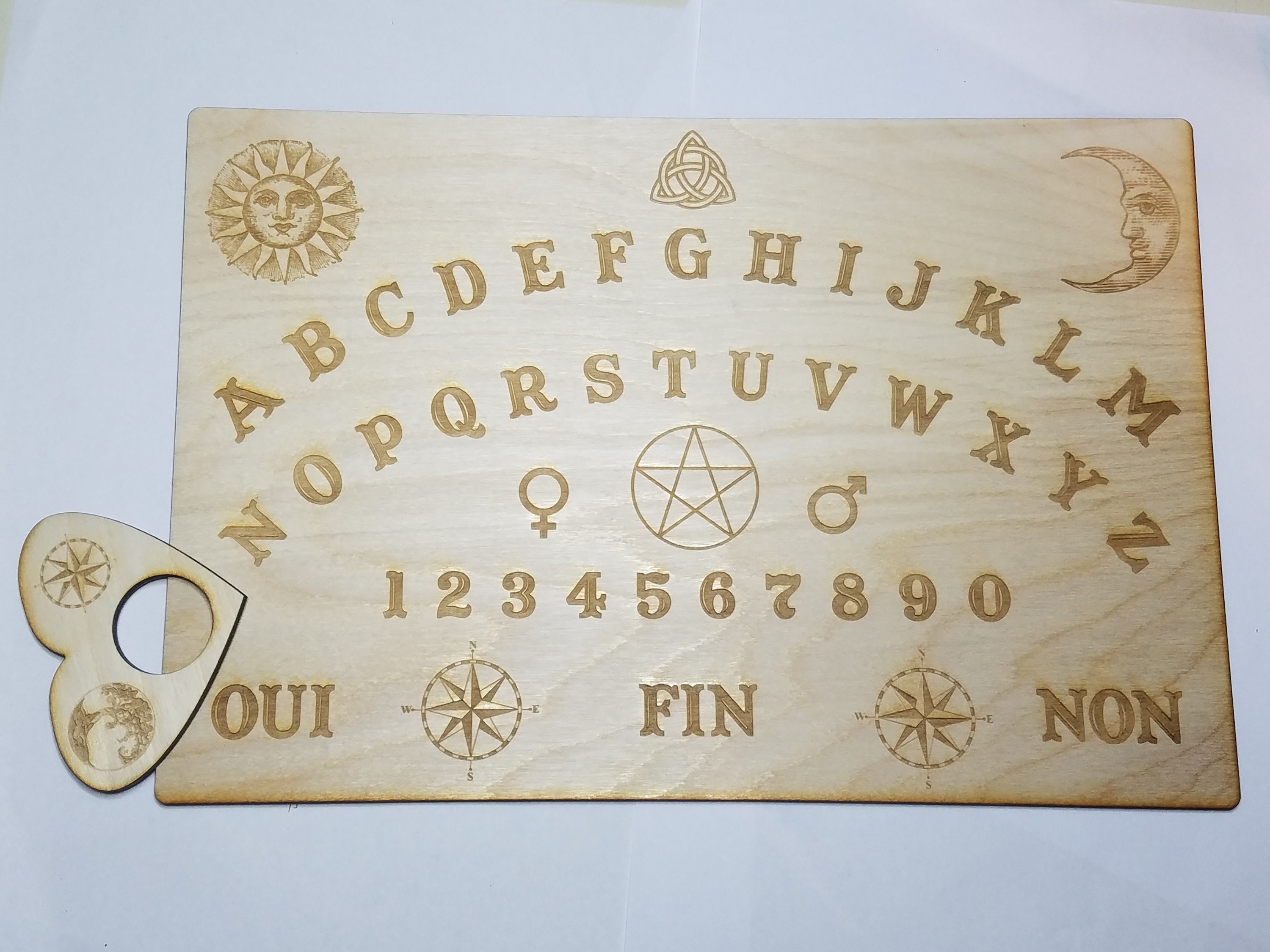 Majestic's Planche Ouija en Français Bois - Table Oui Ja avec Goutte  offerte (40 cm x 30 cm) : : Cuisine et Maison