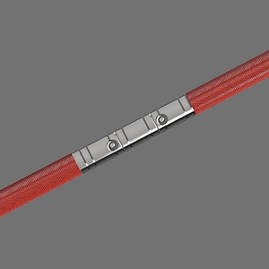 Puede incluir: Una porra telesc&oacute;pica roja y plateada con un agarre texturizado.