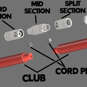 Puede incluir: Un club rojo desmontado con un enchufe de cable, una secci&oacute;n dividida, una secci&oacute;n media, una secci&oacute;n de cable y una tapa de extremo. El club est&aacute; hecho de goma roja con una superficie texturizada.