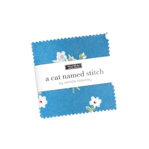 Puede incluir: Un conjunto de cuadrados de tela azules con un estampado floral de flores blancas y hojas verdes. Una banda blanca envuelve los cuadrados, con el texto "a cat named stitch" y "by camille roskelley".