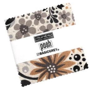 Puede incluir: Un paquete de cuadrados de tela con un estampado floral en tonos neutros de beige, gris, marrón y negro. La tela está envuelta con una banda blanca con las palabras "posh" y "BASICGREY". La tela es de Moda Fabrics & Supplies.