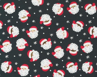 Könnte beinhalten: Schwarzer Stoff mit einem sich wiederholenden Muster aus weißen Schneeflocken und roten und weißen Weihnachtsmann-Gesichtern.