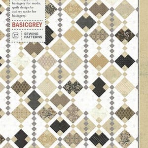 Puede incluir: Un patrón de edredón titulado "Bijou Breeze" de Basicgrey. El diseño presenta un patrón de diamantes repetido en tonos beige, marrón y negro, sobre un fondo blanco. El patrón incluye el texto "PAT085" y "Sewing Patterns".