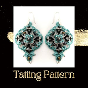 Op de afbeelding: Een paar turquoise en zilveren gehaakte oorbellen met zwarte kralen. De oorbellen hebben de vorm van een bloem met een delicaat ontwerp. "Tatting Pattern" staat in gouden letters onderaan de afbeelding.