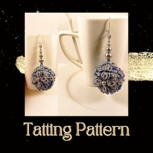 Può includere: Un paio di orecchini argentati e blu perlati con un motivo a punto a uncinetto. Gli orecchini hanno la forma di una palla e pendono da un gancio argentato.