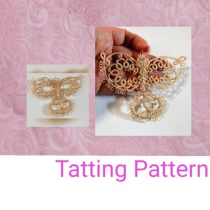 Pu&ograve; includere: Un modello di tatting dorato e dettagliato, forse per una collana o un ciondolo, &egrave; esposto su sfondo bianco. L'intricato design simile a un pizzo &egrave; tenuto in mano, mostrando la sua delicata maestria. Il testo "Tatting Pattern" &egrave; visualizzato in rosa.