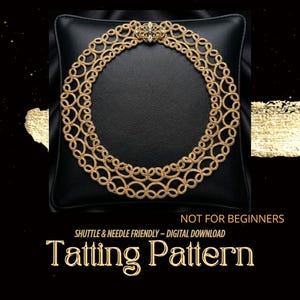 Könnte beinhalten: Eine goldfarbene Tatting-Muster-Halskette, die auf einem schwarzen Kissen präsentiert wird. Die Halskette hat ein filigranes, offenes Design aus miteinander verbundenen Kreisen. Der Text "NOT FOR BEGINNERS" und "Tatting Pattern" sind sichtbar.