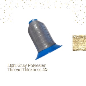 Puede incluir: Una bobina de hilo de poliéster gris claro con una bobina de plástico azul. El grosor del hilo es de 40.