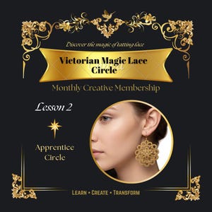 Può includere: Immagine promozionale per un abbonamento creativo mensile Victorian Magic Lace Circle. L'immagine presenta una donna con un orecchino in pizzo dorato. Il testo include "Scopri la magia del merletto a fuselli".