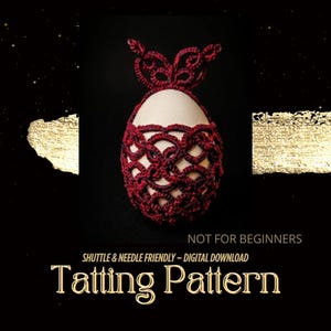 Può includere: Un uovo bianco è racchiuso in un motivo di chiacchierino rosso scuro, finemente tessuto. Il motivo presenta un design a farfalla decorativo nella parte superiore. Sono visibili anche le scritte "NOT FOR BEGINNERS" e "Tatting Pattern".
