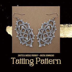 Op de afbeelding: Een paar grijze tatting oorbellen met witte kraalaccenten. De oorbellen hebben een bloemenontwerp en zilverkleurige haken. De afbeelding bevat de tekst "Tatting Pattern" en "Shuttle & Needle Friendly - Digital Download".