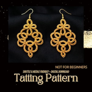 Op de afbeelding: Een paar goudkleurige, ingewikkeld ontworpen oorbellen met een bloemmotief, opgehangen aan gouden haken. De oorbellen worden gepresenteerd tegen een zwarte achtergrond. De tekst "NOT FOR BEGINNERS" en "Tatting Pattern" zijn zichtbaar.