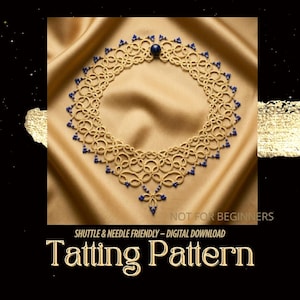 Peut inclure: Un collier en dentelle de couleur or avec des détails bleus. Le collier est circulaire avec un pendentif. L'image comprend le texte "Tatting Pattern" et "Shuttle & Needle Friendly - Digital Download."