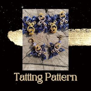 Può includere: Un set di gioielli in pizzo a fuselli blu e oro, composto da una collana choker e un paio di orecchini. I gioielli sono realizzati con nodi delicati e intricati e presentano un design floreale.