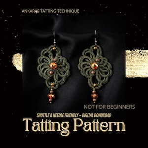 Può includere: Orecchini in tatting verde oliva con dettagli arancioni e dorati. Gli orecchini presentano un design floreale con una perla arancione centrale e perline arancioni pendenti. Il testo "ANKARAS TATTING TECHNIQUE" e "Tatting Pattern" sono visibili.