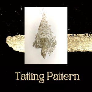 Może przedstawiać: Biała, szydełkowa ozdoba choinkowa z białymi koralikami. Ozdoba jest zawieszona na białym sznurku. Tło jest czarne z złotym brokatem.