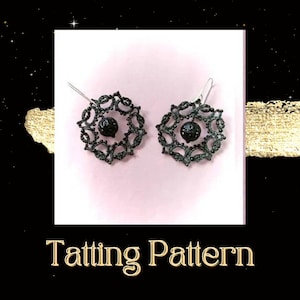 Könnte beinhalten: Ein Paar schwarze Häkelohrringe mit einer schwarzen Perle in der Mitte jedes Ohrrings. Die Ohrringe hängen an silbernen Haken. Der Text "Tatting Pattern" steht unter den Ohrringen.