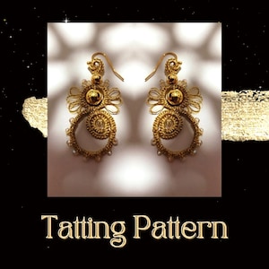 Pode incluir: Brincos de tatting dourados com contas brancas e uma conta dourada no centro. Os brincos estão pendurados em ganchos dourados. A imagem tem o texto "Tatting Pattern" na parte inferior.