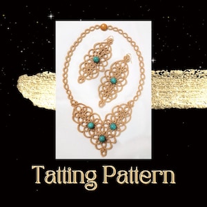 Può includere: Un set di collana e orecchini in crochet beige con perline turchesi. La collana è a forma di V con tre perline e gli orecchini sono a forma di lacrima con una perlina ciascuno. "Tatting Pattern" è scritto in nero nella parte inferiore dell'immagine.