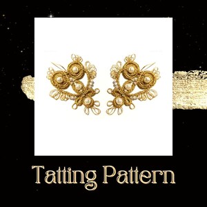 Pode incluir: Um par de brincos dourados com um design delicado e intrincado com pérolas brancas. Os brincos têm a forma de coração e apresentam um padrão de frivolité.