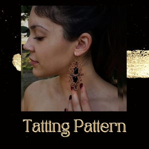 Pode incluir: Um par de brincos longos e pendentes com uma pedra preciosa preta e um tatting dourado intrincado. Os brincos são mostrados na orelha de uma pessoa.