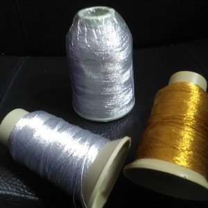 Linha metálica para frivolité: Lurex dourado e prateado, tamanho 40 (50g)