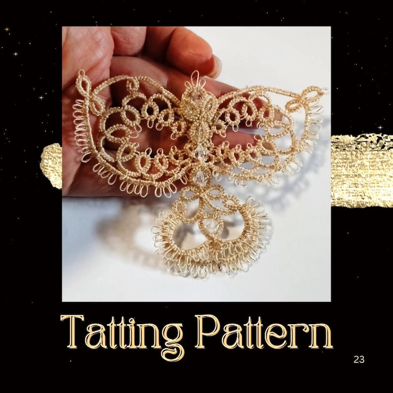 Pu&ograve; includere: Un delicato motivo a chiacchierino dorato, tenuto su uno sfondo bianco. L'intricato design in pizzo presenta una forma simmetrica con anelli e abbellimenti dettagliati. Il testo "Tatting Pattern" &egrave; visualizzato in oro.