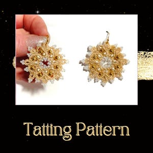 Puede incluir: Un par de pendientes de tatting dorados y blancos con un diseño de copo de nieve. Los pendientes se sostienen en una mano sobre un fondo blanco. El texto "Tatting Pattern" está en la parte inferior de la imagen.
