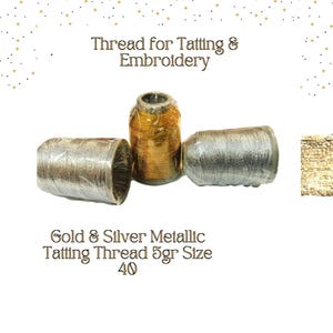 Puede incluir: Tres carretes de hilo metálico para hacer tatting y bordar. Los carretes son dorados, plateados y una combinación de dorado y plateado. El texto de la etiqueta dice "Gold & Silver Metallic Tatting Thread 5gr Size 40".