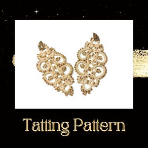 Peut inclure: Une paire de boucles d'oreilles en perles beige et dorées avec un design délicat et complexe. Les boucles d'oreilles sont réalisées à l'aide d'une technique de tatting, créant un motif floral en dentelle. Les boucles d'oreilles sont un bel exemple de bijoux faits à la main.