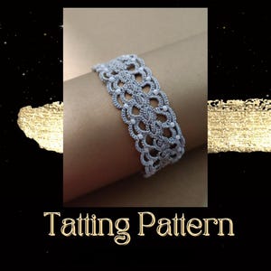 Puede incluir: Un brazalete de tatting plateado con cuentas blancas. El brazalete está hecho de nudos delicados e intrincados y es un hermoso ejemplo del arte del tatting. El texto "Tatting Pattern" se muestra debajo del brazalete.