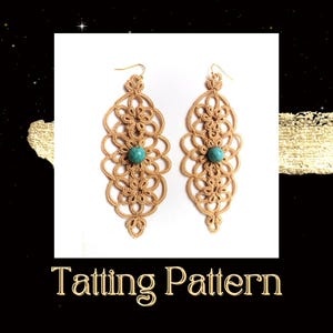 Può includere: Un paio di orecchini in crochet beige con perline turchesi. Gli orecchini hanno la forma di una lacrima e un design delicato e intricato. Il testo "Tatting Pattern" è scritto sotto gli orecchini.