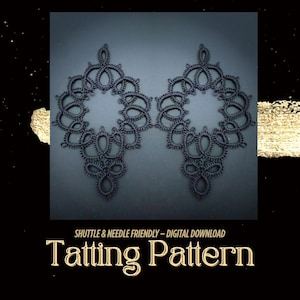 Może przedstawiać: Cyfrowe pobieranie wzoru na frywolitkę. Obraz przedstawia dwa symetryczne, ciemnoszare, koronkowe wzory. Tekst na dole brzmi "Tatting Pattern" w ozdobnej czcionce. Tekst u góry brzmi "Shuttle & Needle Friendly - Digital Download".