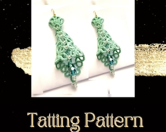 Può includere: Un paio di orecchini in pizzo a uncinetto verde e blu con un accento di perline di cristallo. Gli orecchini sono appesi a ganci dorati. L'immagine include il testo "Tatting Pattern".