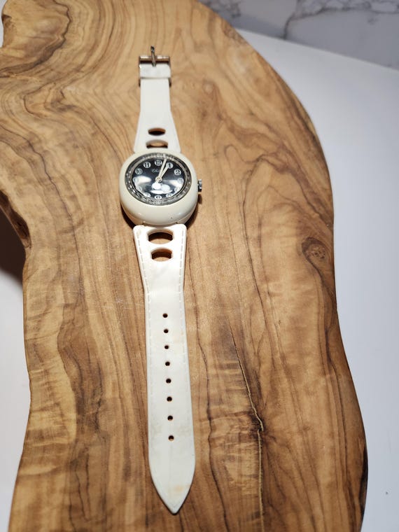 Vintage Wrist Watch - White Plastic Band, discolo… - image 1