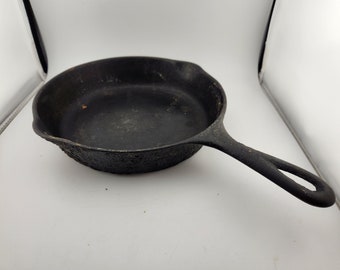 Vintage Wagner Ware Cast Iron Skillet / Frying Pan / 9" Diameter / Rustic Condition / Some rust, needs to be seasoned and worked