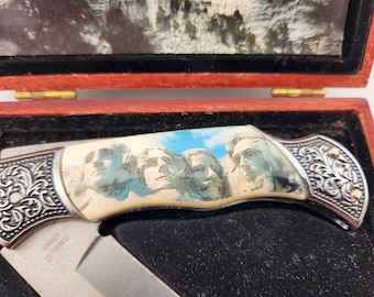 Vintage Collector Folding Pocket Knife featuring Mt. Rushmore in South Dakota - Wooden Box has Scratches