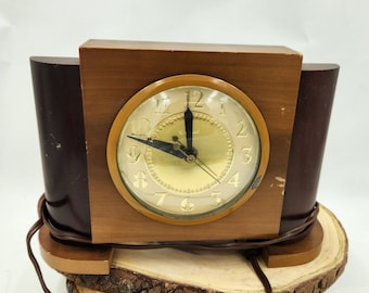 Vintage Electric Clock manufactured by the United Clock Corp of Brooklyn, NY   PARTS ONLY  Does not work / Glass face intact