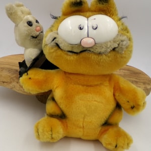 Vintage 9" Stuffed Garfield Holding a Rabbit in a Hat  Magic Magician   1981