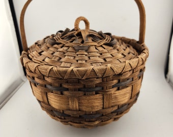 Vintage Woven Wicker Basket with Fixed Handle and Lid- Overall height is 9" - Basket height is 5.5" and diameter is 8" / Very unique pretty