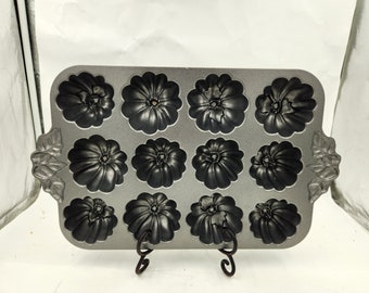 Vintage Cast Aluminum Nordic Ware Pumpkin Patch Cake / Muffin Pan Mold - Excellent unused condition  Qty. 12 mini cakes - uses 4 cups batter