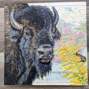 Esta Tierra, Pintura Acrílica Original sobre Mapa Antiguo, Bisonte con Mariposa y Arte Mural de Vara de Oro, Clima, Tierras Originarias, Respeto por la Naturaleza